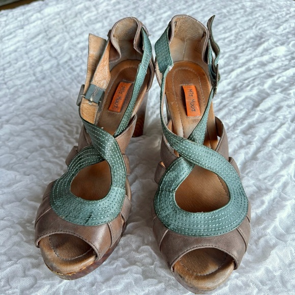 Miz Mooz Petra Leather Platform Heels Size 8 Wood Sculpted Heel Green Accent - Picture 3 of 11